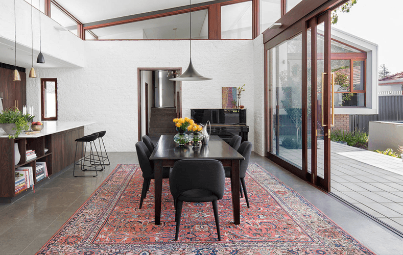 Sala de jantar com tapete persa