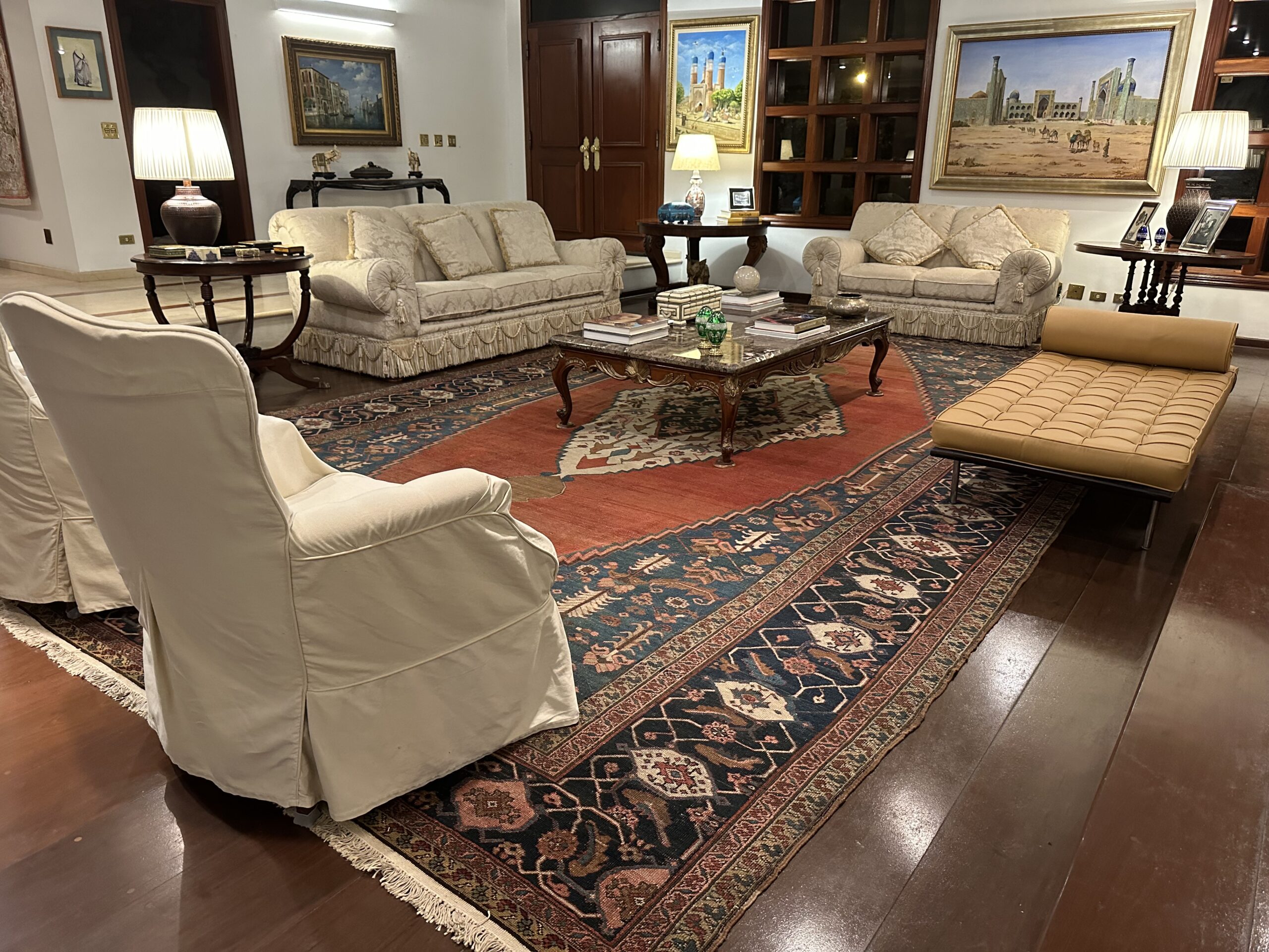 Sala de estar com tapete Serapi antigo