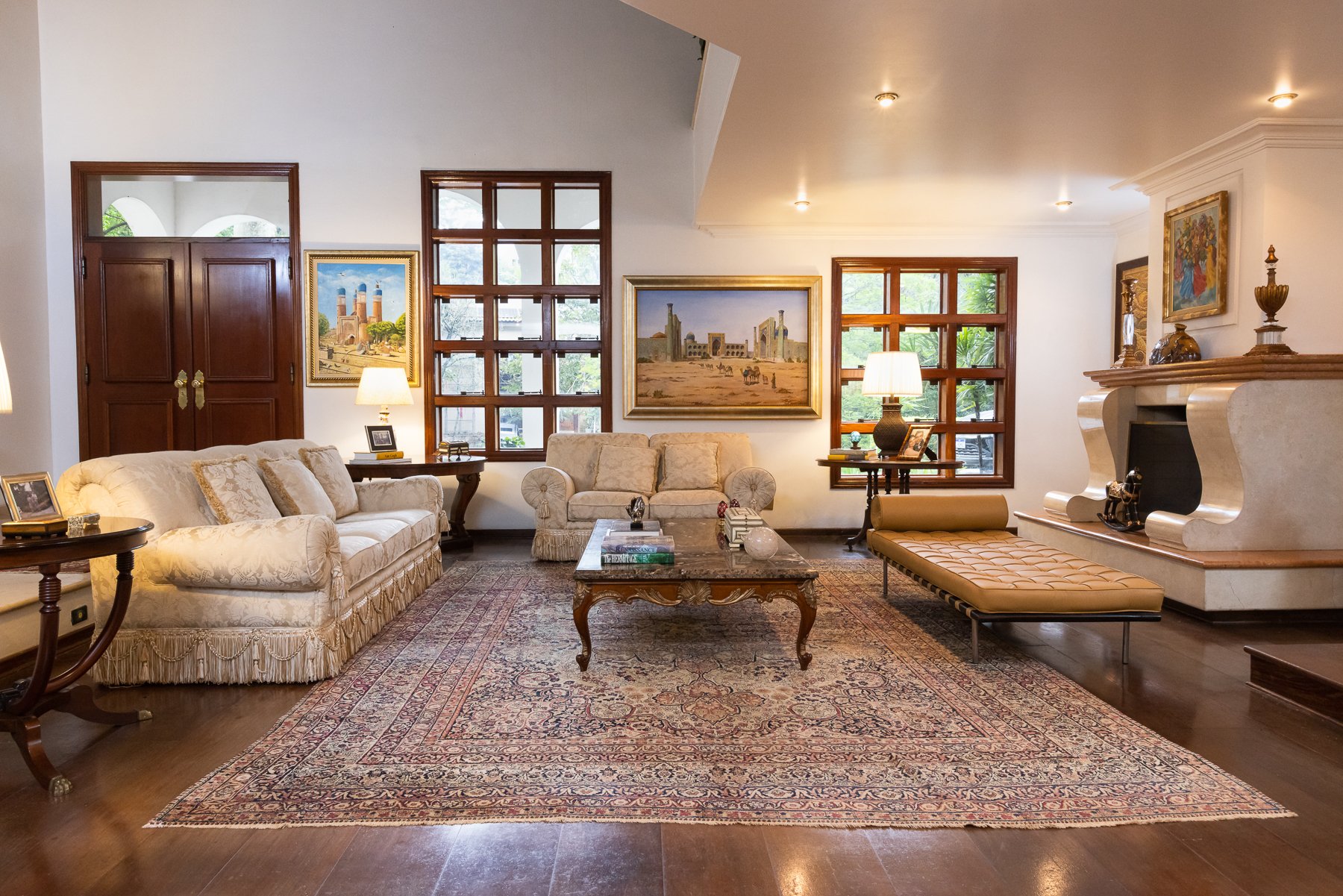 Sala de estar moderna com tapete antigo