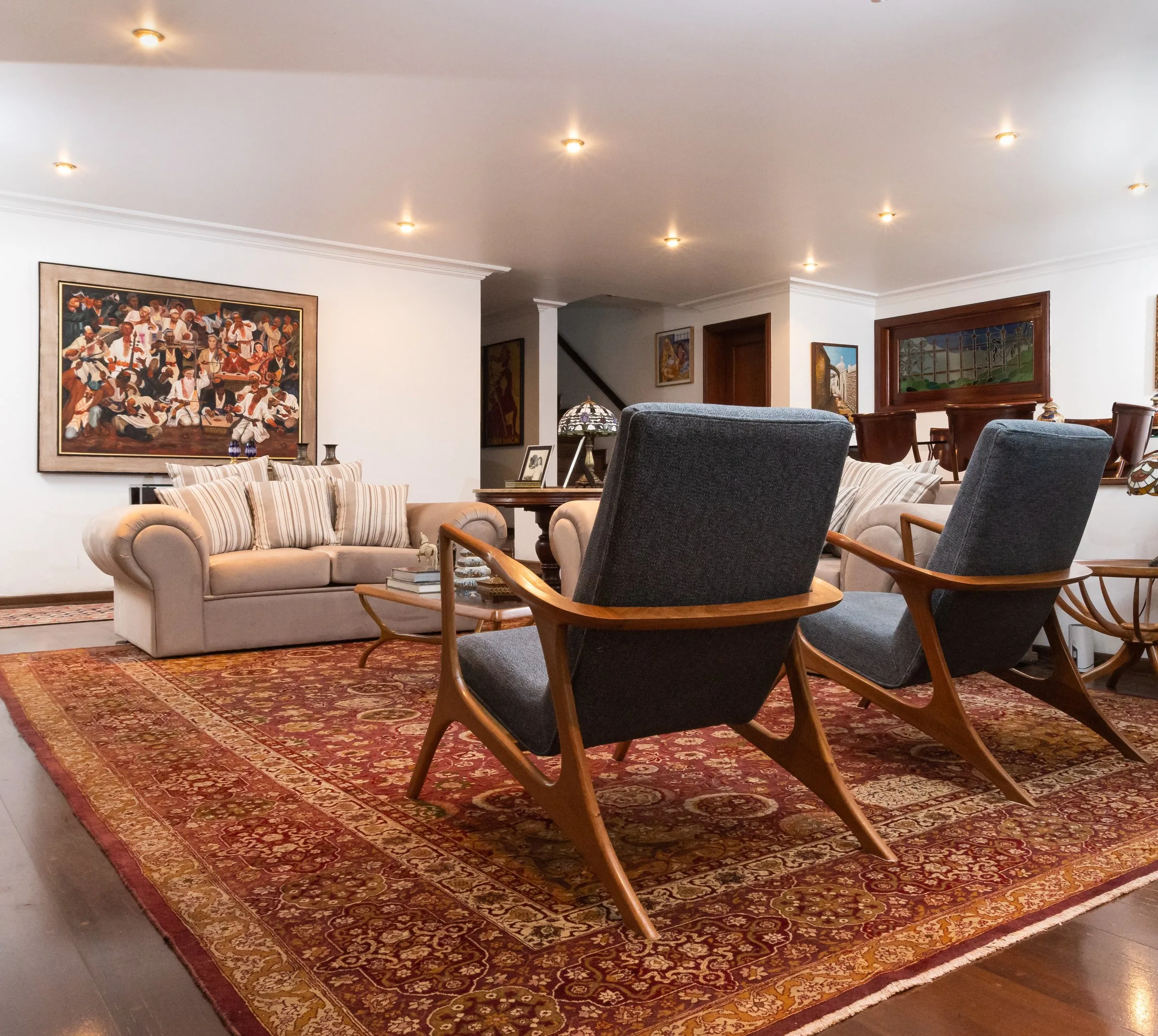 Sala de estar moderna com tapete antigo