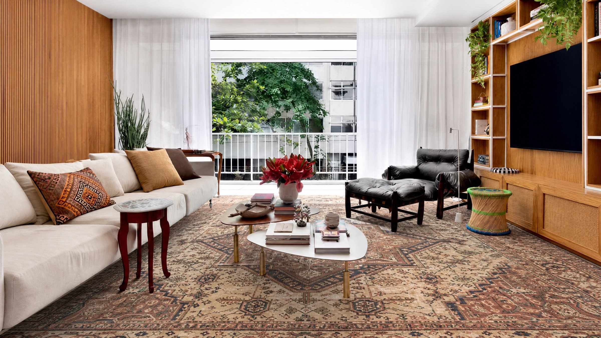 Sala de estar com tapete Serapi antigo